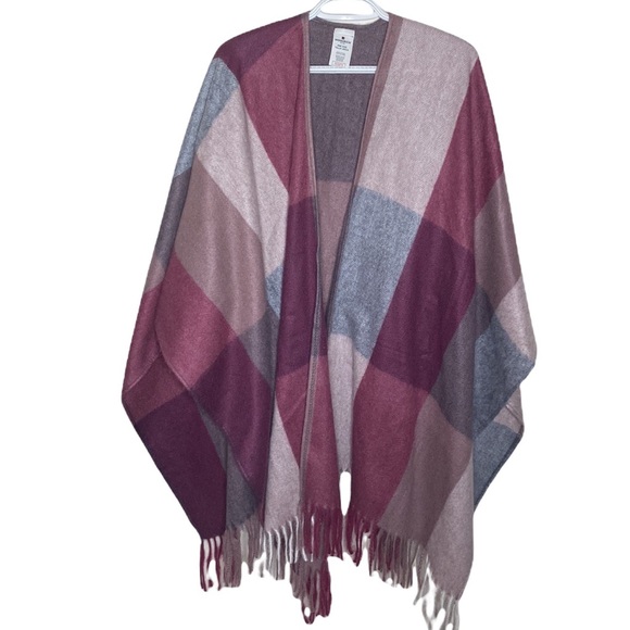 Woolrich plaid cozy blanket wrap with fringe trim - Picture 4 of 6